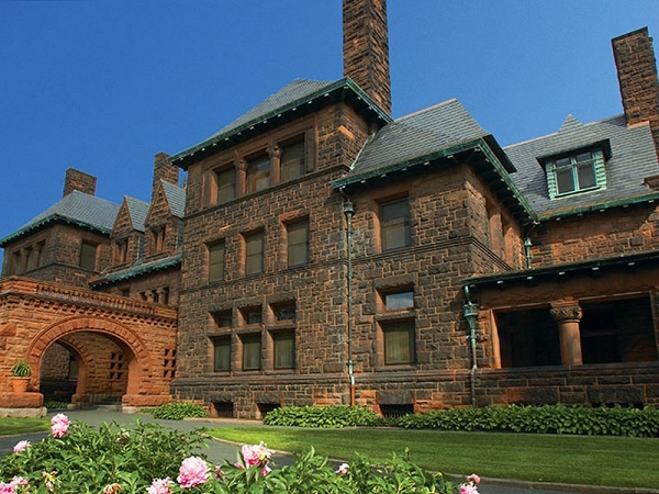 summit hill neighborhood
