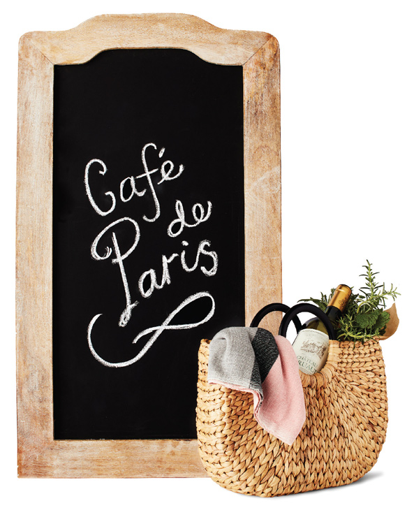 A chalkbaord with with "Café de Paris" written on it.