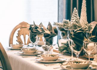 3 Tips for Hosting This Holiday Season A dining table with a green and white holiday tablescape.